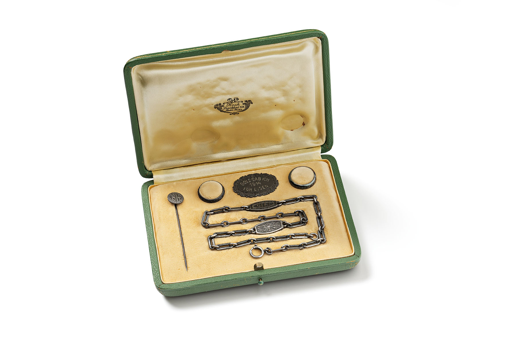 01_Uhrenkette&amp;Anstecknadel&amp;PlaketeimEtui_BerlinerEisen_WKI_FotoWinfriedR...