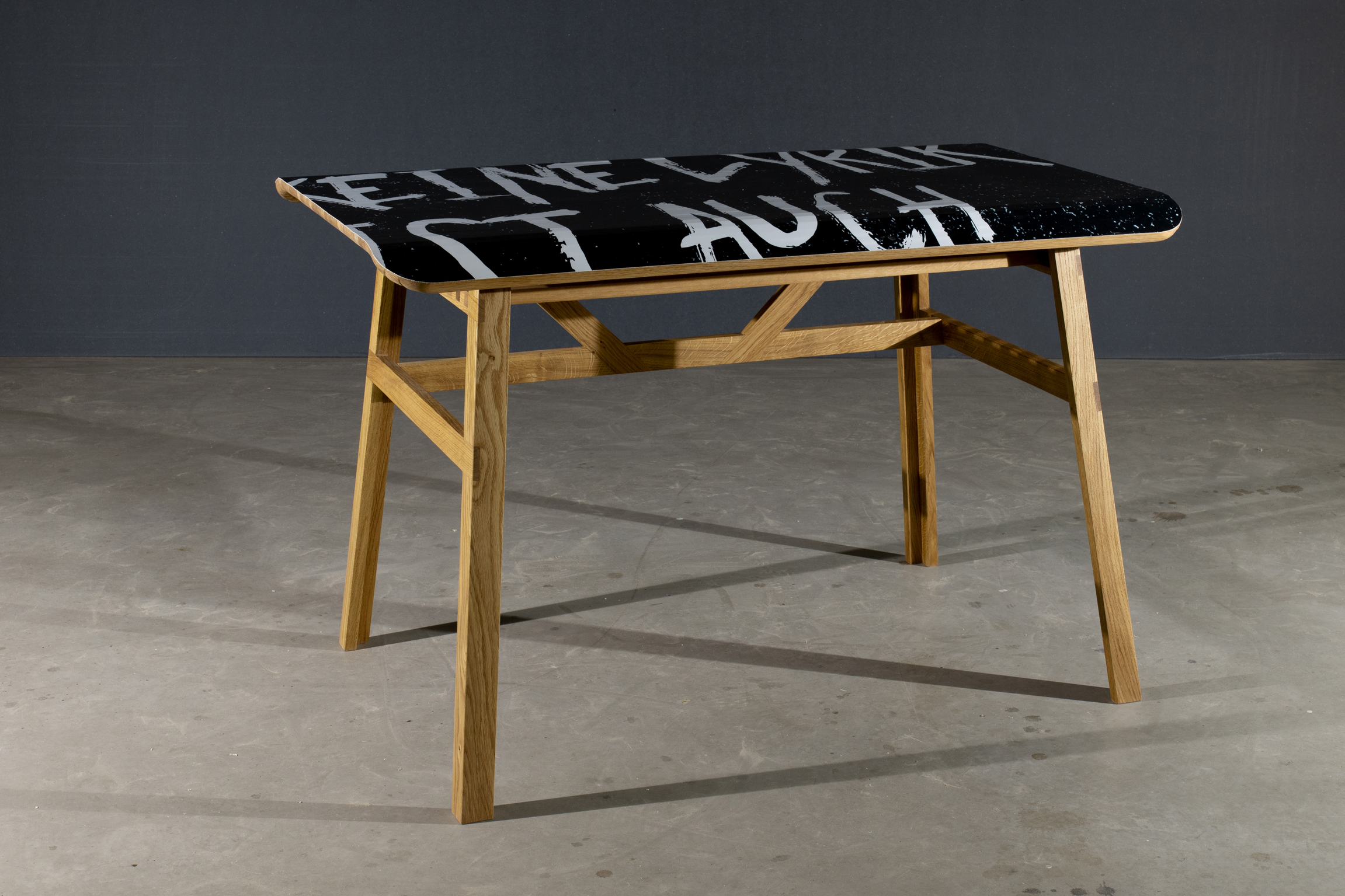 04-sarah-kamender-tisch-foto-martin-settele