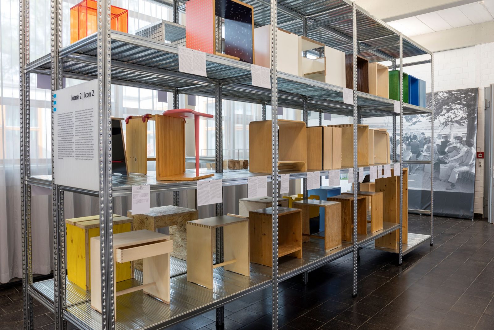 Ausstellungsansicht-Der-Ulmer-Hocker-Ikone-HfG-Archiv-Foto-Oleg-Kuchar-1600x1067