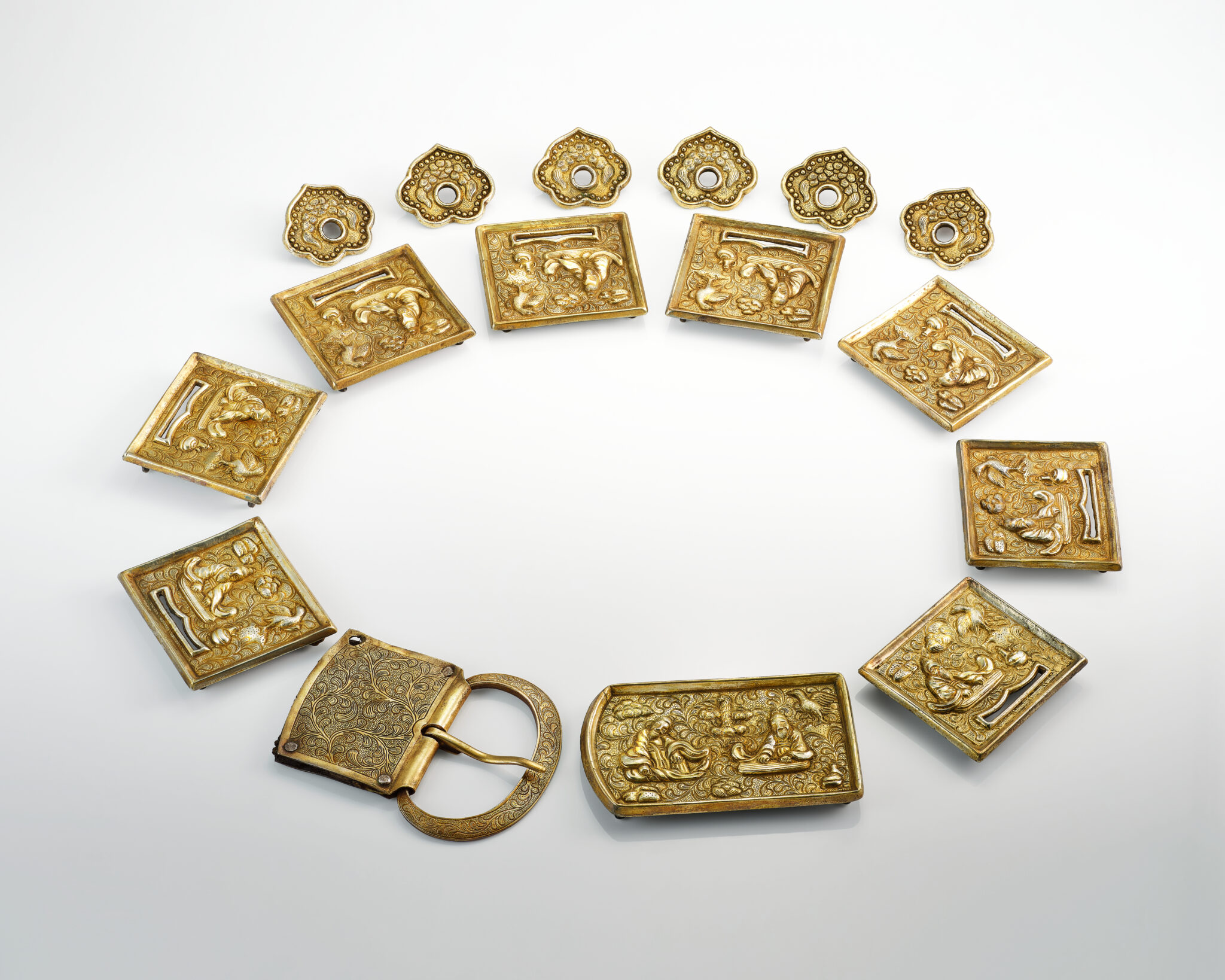 Ensemble-de-plaques-à-ceinture-Argent-doré-Dynastie-Tang-ou-Liao-coll-Mengdiexuan-photo-Picspark-Co-2048x1638-1