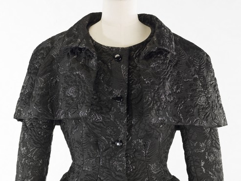 BA_Dress and capelet ensemble in quilted façonné (detail), 1968, Palais Galliera, © Julien Vidal, Galliera, Roger-Viollet