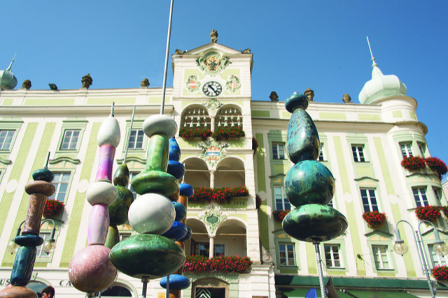 9) Skulpturen vor Rathaus2©Wolfgang Ladin