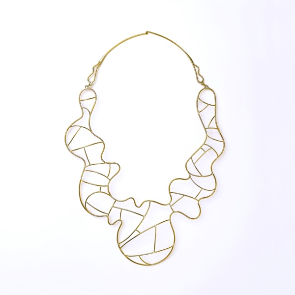 ericdedormael_scaramouche_2021_collier_laiton-plaque-or_ericdedormael-600x600