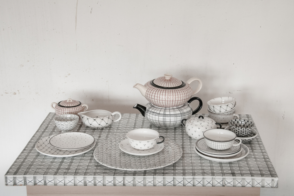 Kerstin-Abraham-Teetisch-fuer-Kaethe-Bollhagen-galerie-metzger-gallery-ceramic-art-object-jpg-1030x687